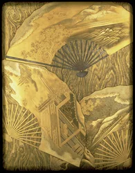 Doos en deksel met waaierversiering met landschapsontwerpen op een houtnerf mokume ondergrond, gepresenteerd aan de Gojo-in door Matsudaira Dainagon noto no Kami van de provincie Mino in 1714, Qing dynastie